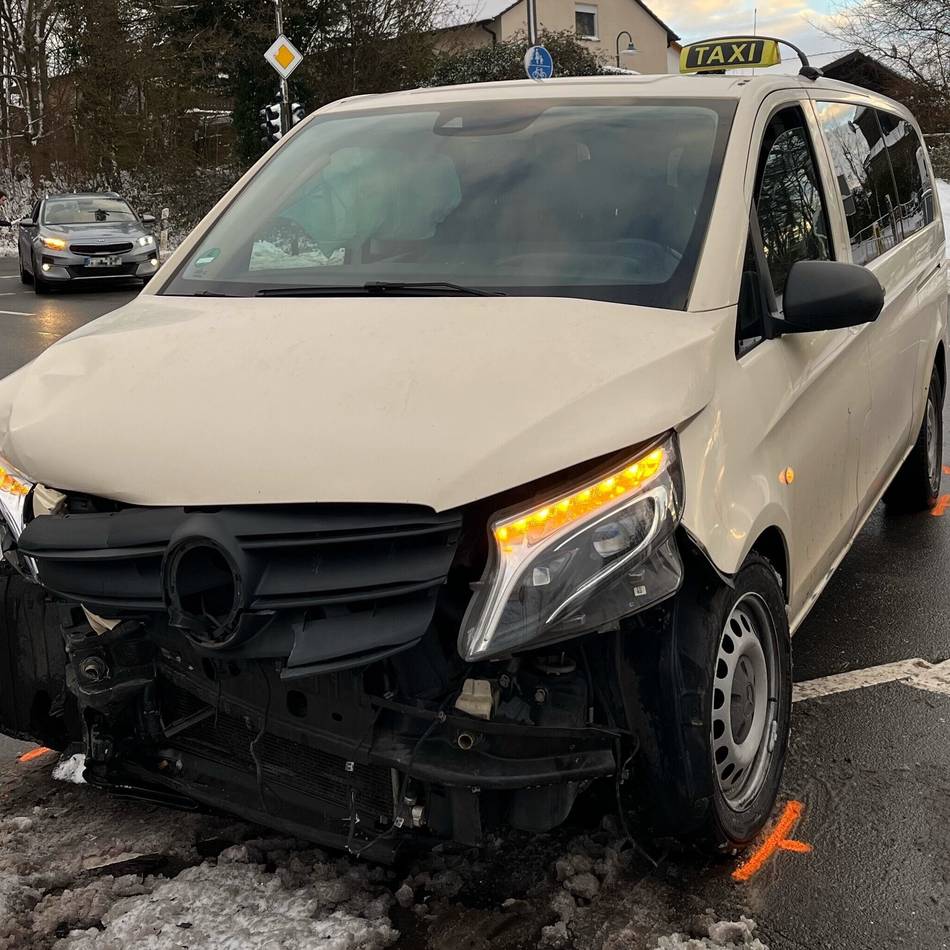 Schwerer Unfall in Wermelskirchen: Missachtete Vorfahrt auf glatter Fahrbahn