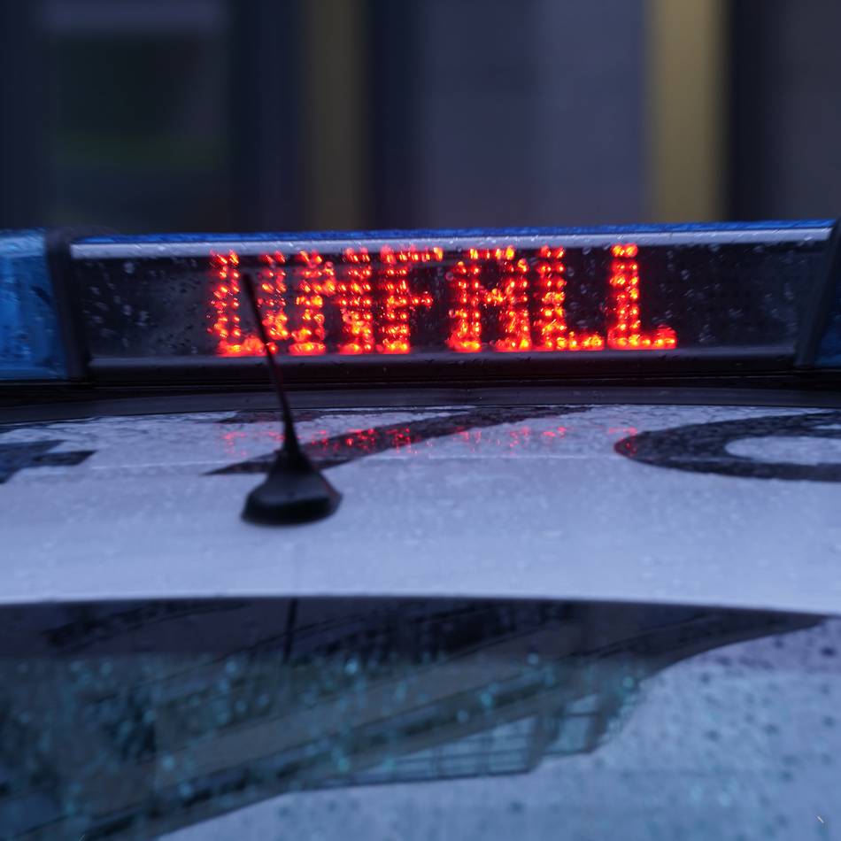 Unfallflucht in Bedburg-Hau: Auto erfasst Radfahrerin und entfernt sich von Unfallstelle