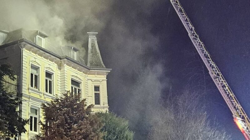 Peterstraße in Hückeswagen gesperrt: Kaminholz entzündet sich – Großeinsatz der Feuerwehr