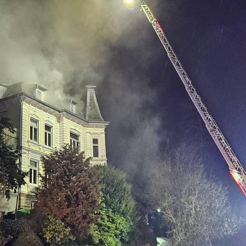 Peterstraße in Hückeswagen gesperrt: Kaminholz entzündet sich – Großeinsatz der Feuerwehr