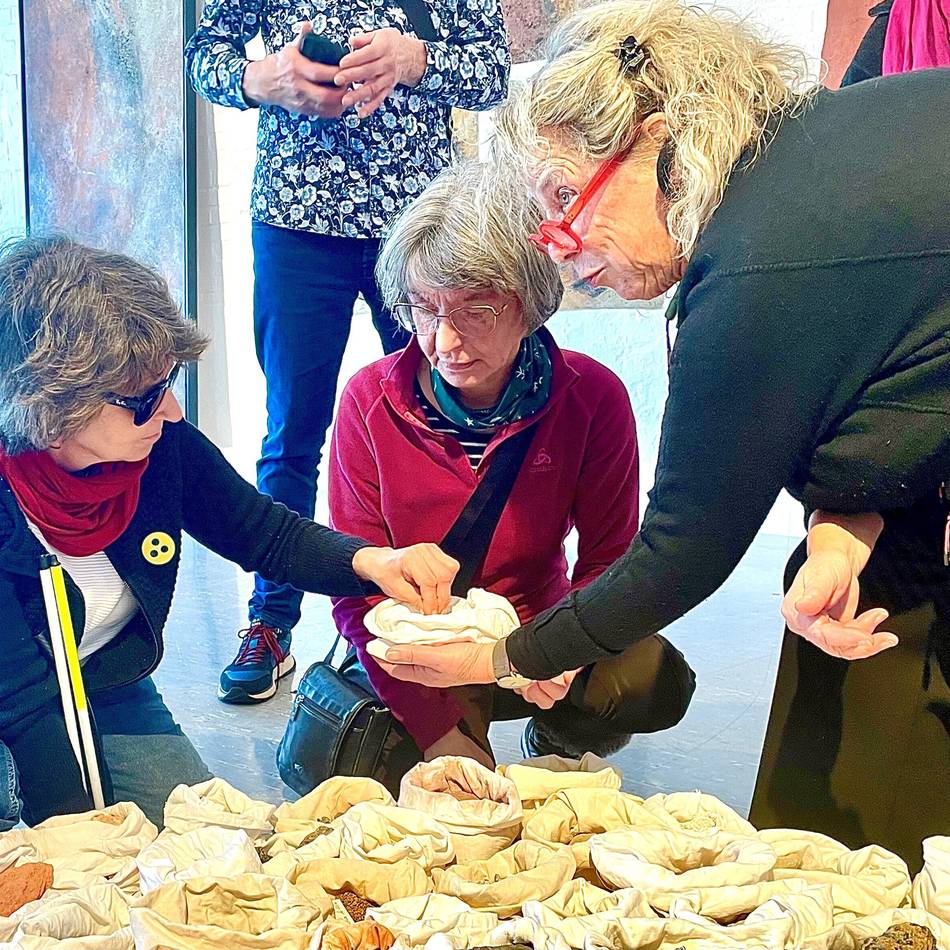 Kaarster „Blind-Gänger“ bei Ausstellung in Hilden: Blinde Menschen sehen mit den Händen