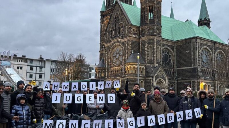 Bundesweite Aktion auch in Mönchengladbach: Islamische Gruppierung reinigt Neujahr den Marktplatz