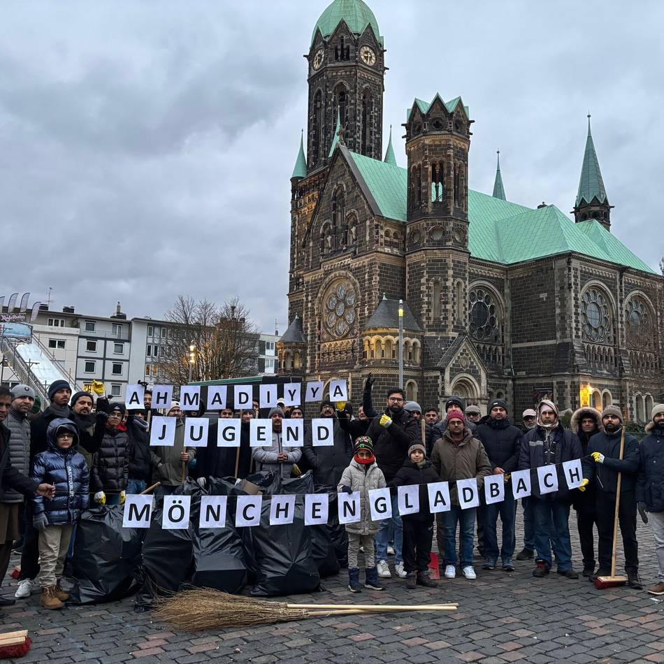 Bundesweite Aktion auch in Mönchengladbach: Islamische Gruppierung reinigt Neujahr den Marktplatz