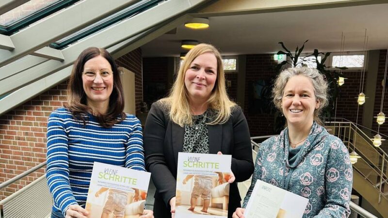 Ratgeber auf 55 Seiten: Sonsbeck legt Broschüre „Kleine Schritte“ für junge Eltern neu auf