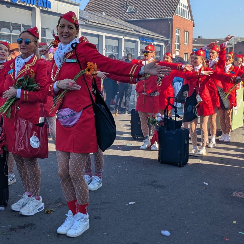 Tulpensonntagszug in Anrath: Der närrische Lindwurm hat Zuwachs bekommen