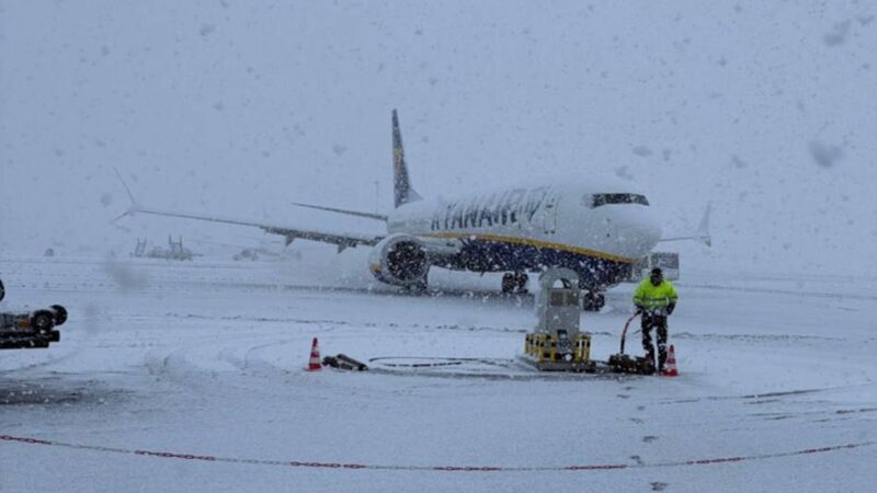 Wintereinbruch am Airport: Flüge aus Amsterdam nach Weeze umgeleitet