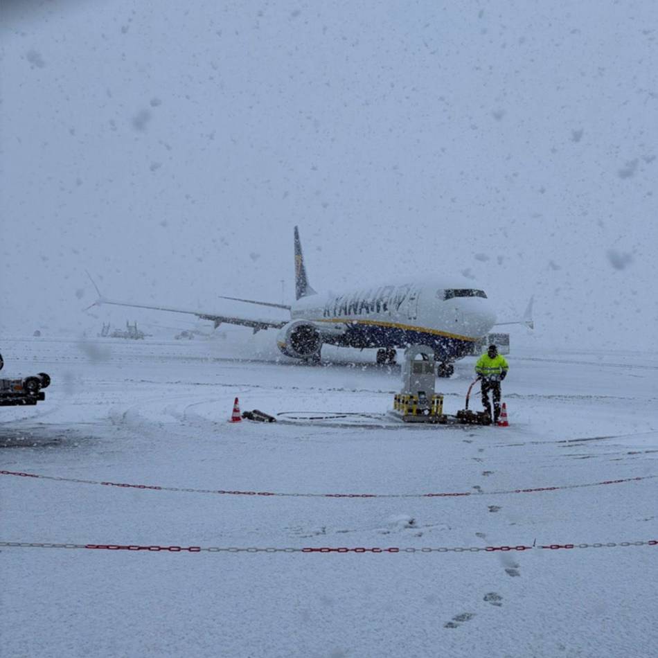 Wintereinbruch am Airport: Flüge aus Amsterdam nach Weeze umgeleitet