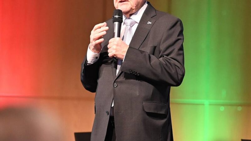 NRW-Innenminister beim Neujahrsempfang in Wermelskirchen: „Es geht uns saumäßig gut“