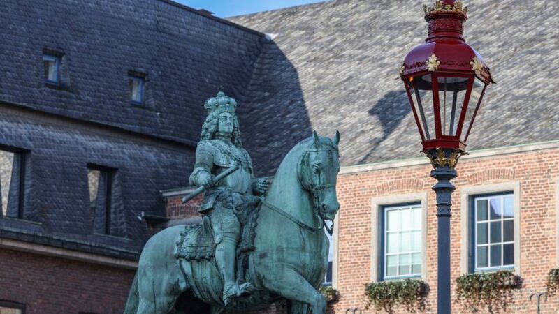 Reiterdenkmal vor dem Rathaus: Jan Wellem erstrahlt in neuem Licht – und trägt zur städtischen Energiebilanz bei