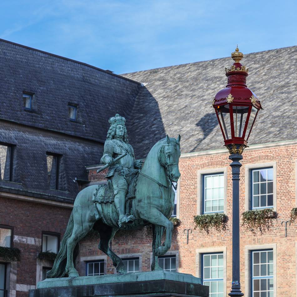Reiterdenkmal vor dem Rathaus: Jan Wellem erstrahlt in neuem Licht – und trägt zur städtischen Energiebilanz bei