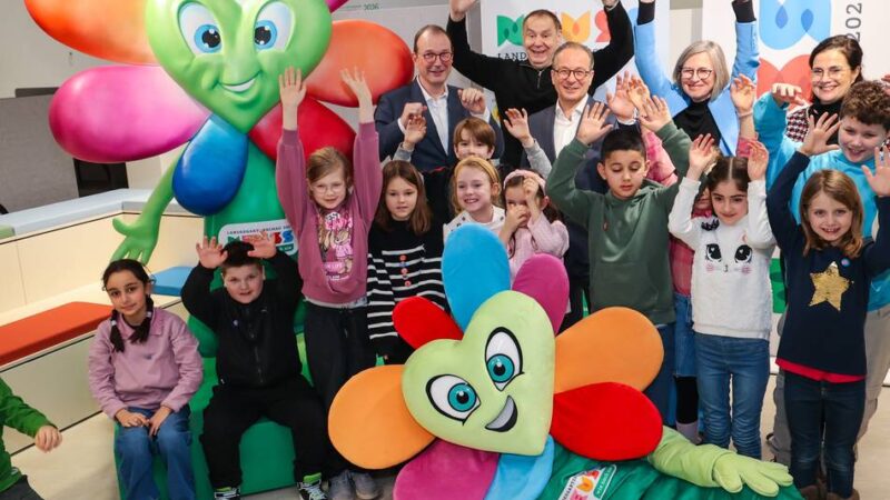 Neuer Stadtpark in Neuss heißt „Grünes Herz“: Jacques Tilly stellt sein Maskottchen für die Landesgartenschau vor