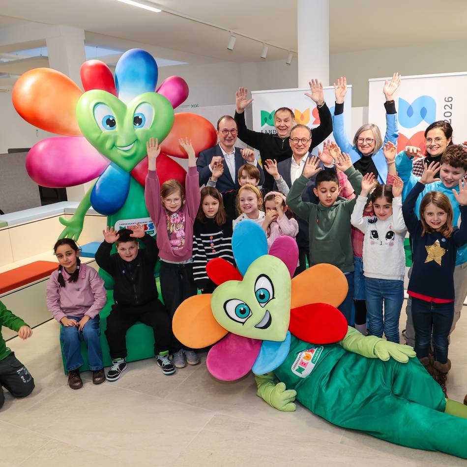 Neuer Stadtpark in Neuss heißt „Grünes Herz“: Jacques Tilly stellt sein Maskottchen für die Landesgartenschau vor
