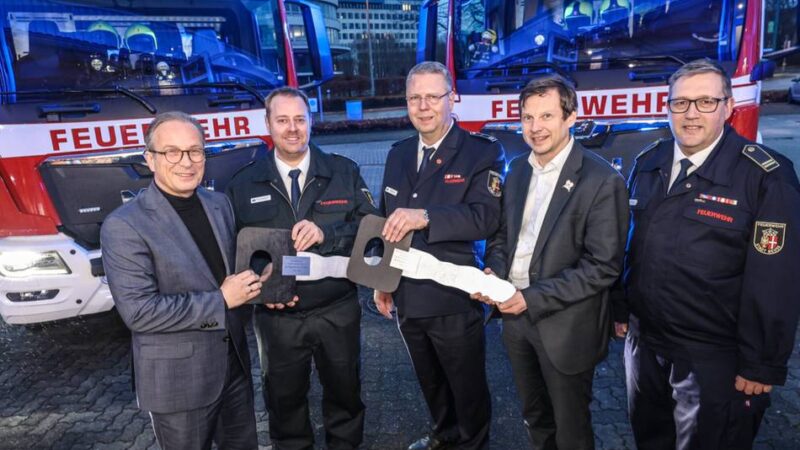 Symbolische Schlüsselübergabe : Feuerwehr Neuss nimmt zwei neue Fahrzeuge in Betrieb