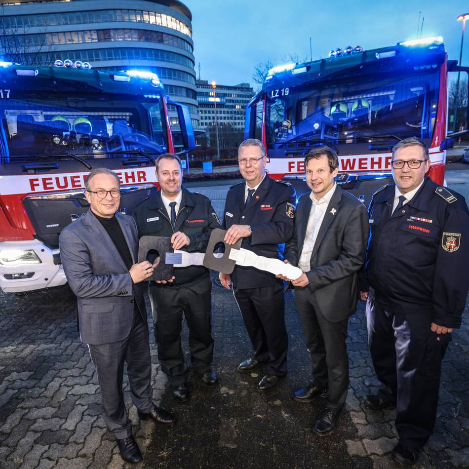Symbolische Schlüsselübergabe : Feuerwehr Neuss nimmt zwei neue Fahrzeuge in Betrieb