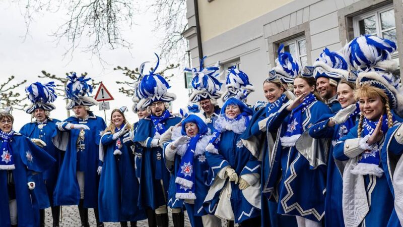 Brauchtumstreff in Düsseldorf: Karnevalisten eröffnen Feldlager in der Altstadt – und rechnen mit Besuch aus Köln
