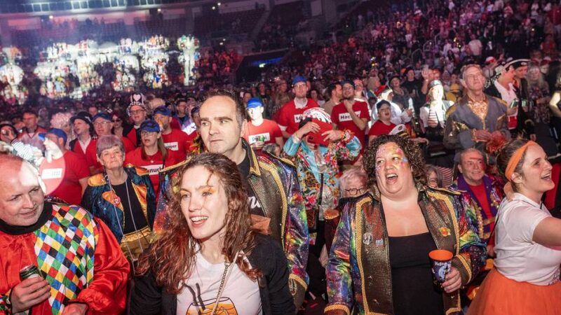 Karneval in Düsseldorf: 7000 Narren bei der Premiere – So bunt war der „Lachende Dome“