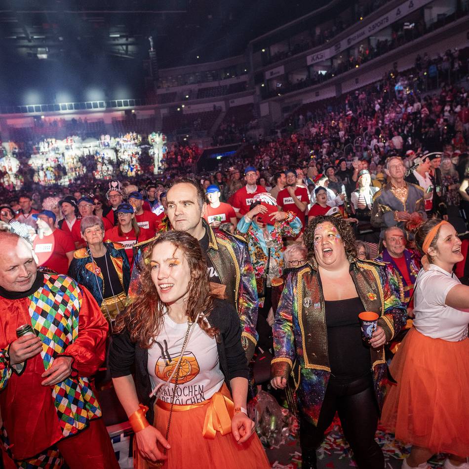 Karneval in Düsseldorf: 7000 Narren bei der Premiere – So bunt war der „Lachende Dome“