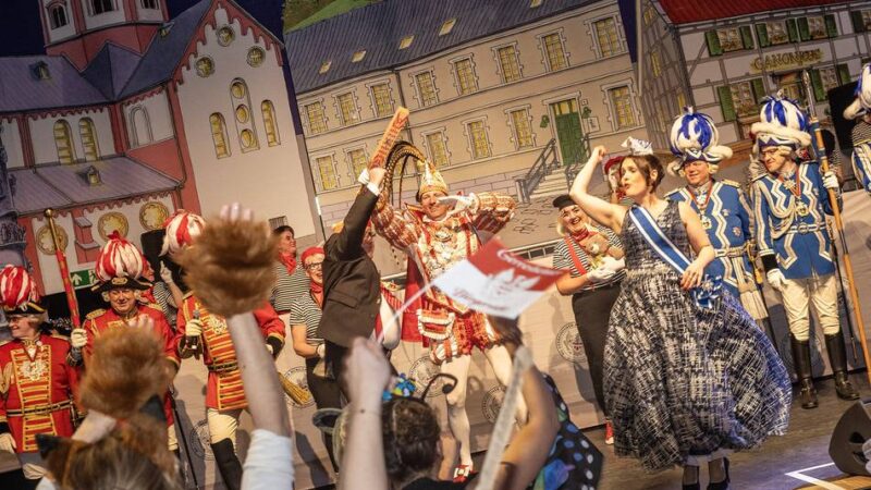 Damensitzung in Gerresheim: Glückliche Bürgerwehr feiert endlich wieder in der Aula