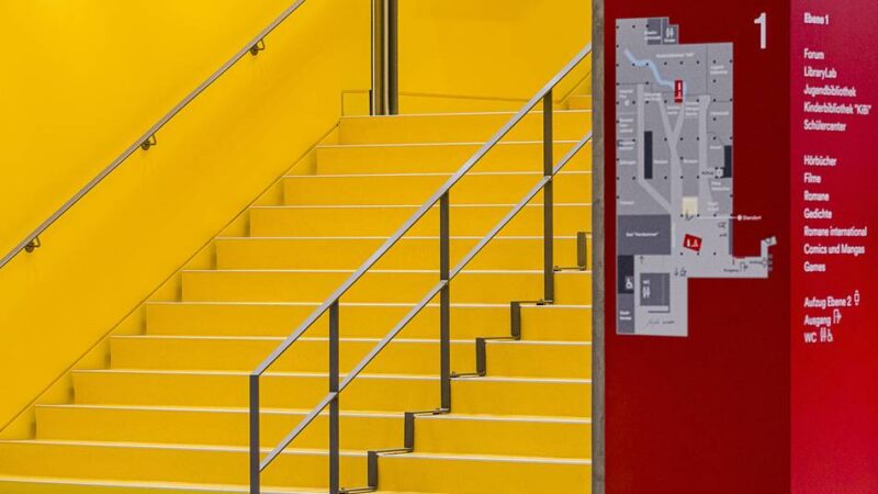 Angriff in Düsseldorfer Bücherei: 49-Jährige stach auf Jugendliche ein – dann ging sie zurück in ihre Lesekabine
