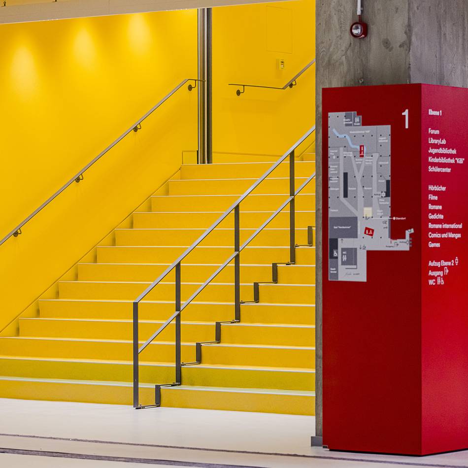 Angriff in Düsseldorfer Bücherei: 49-Jährige stach auf Jugendliche ein – dann ging sie zurück in ihre Lesekabine