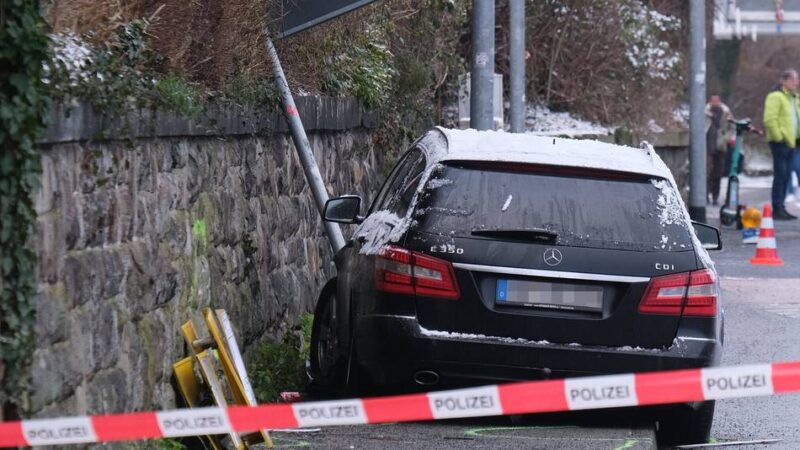 Zentrale Kreuzung in Mönchengladbach: Autofahrer stirbt nach Unfall am Bismarckplatz