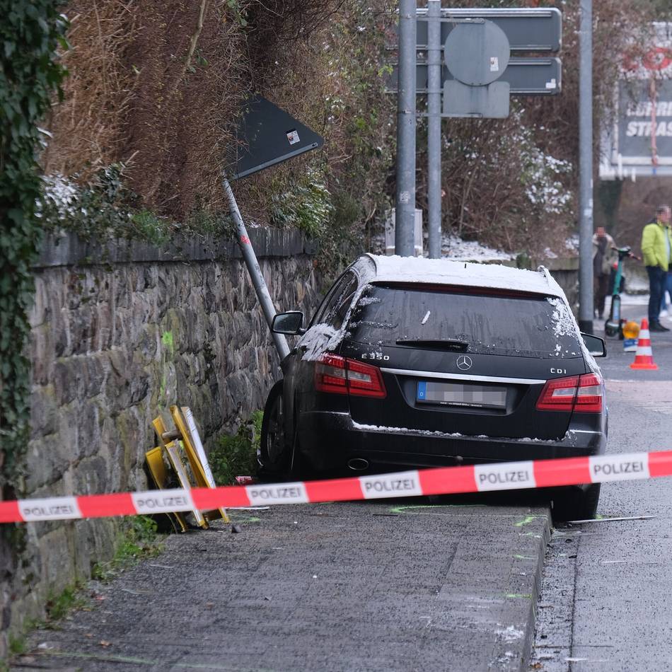 Zentrale Kreuzung in Mönchengladbach: Autofahrer stirbt nach Unfall am Bismarckplatz