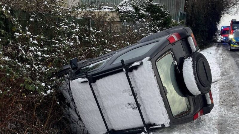 Unfall in Langenfeld: Pkw rutscht wegen Glätte in Graben – Fahrer und Beifahrerin verletzt