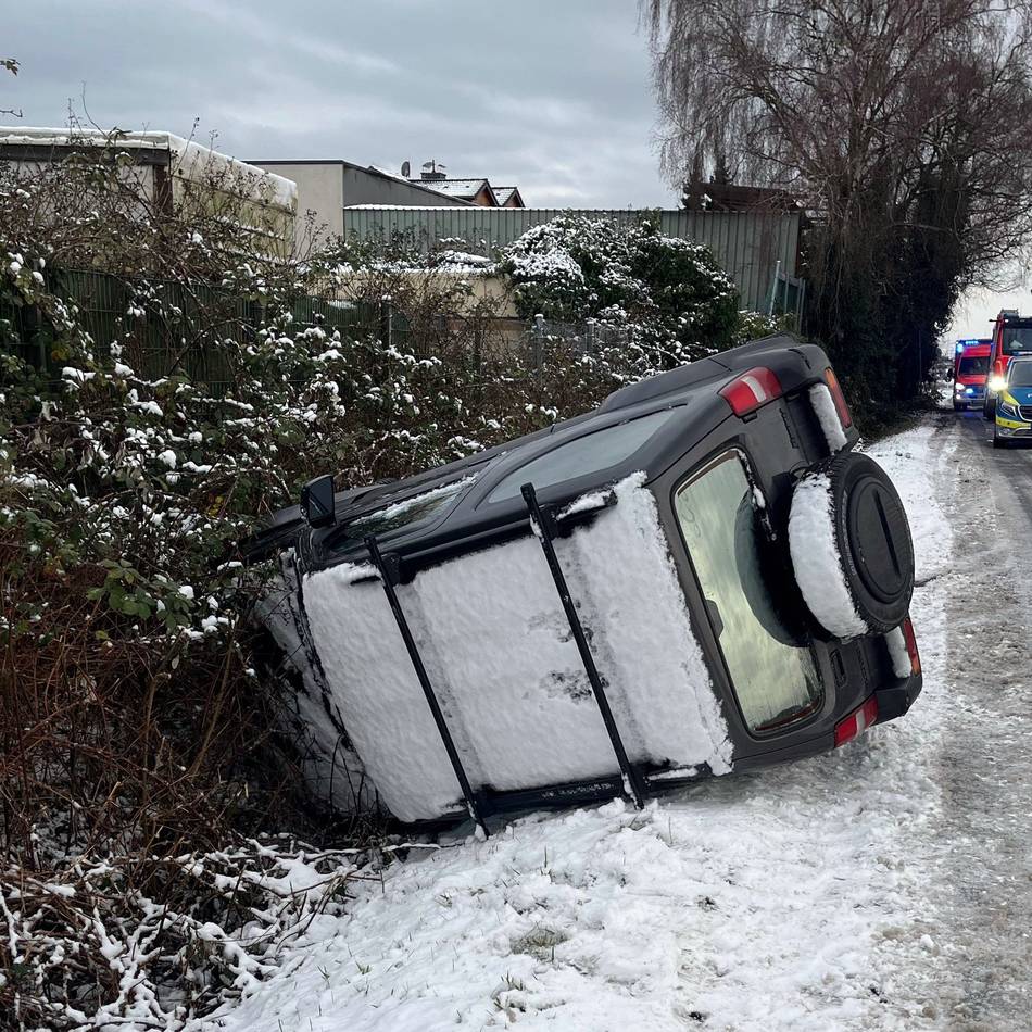 Unfall in Langenfeld: Pkw rutscht wegen Glätte in Graben – Fahrer und Beifahrerin verletzt
