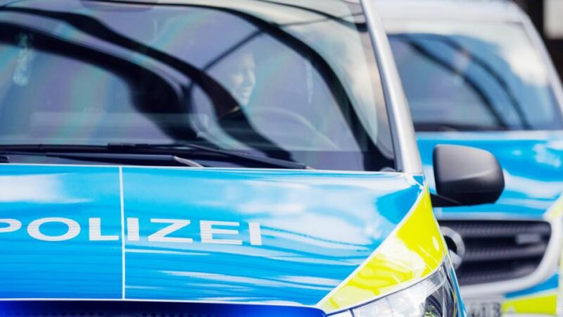 Unfall in Krefeld: Autofahrer flüchtet nach Kollision mit Ampel