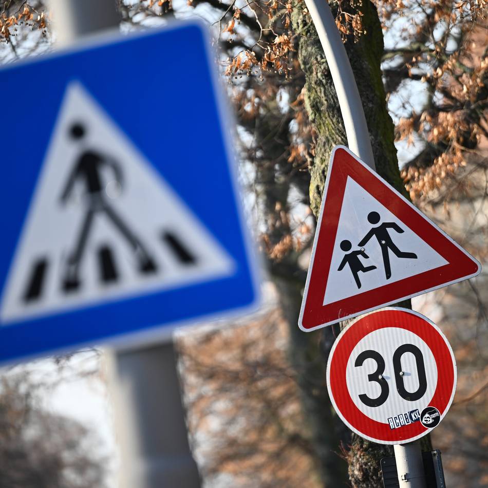 Auf Zebrastreifen in Hilden: Fußgänger rettet sich mit Sprung vorm Überfahren-Werden