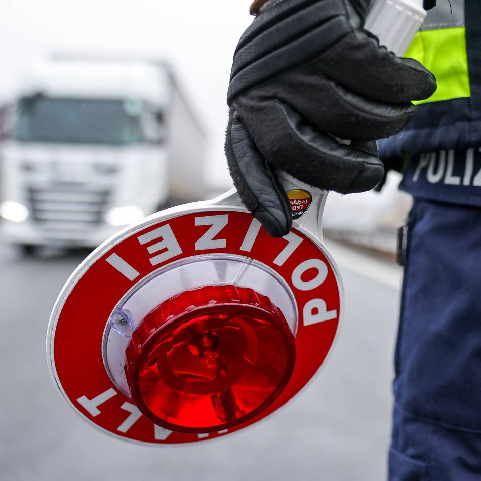 Lkw-Fahrer stark angetrunken: Lkw fährt Schlangenlinien auf der A57 in Richtung Kevelaer