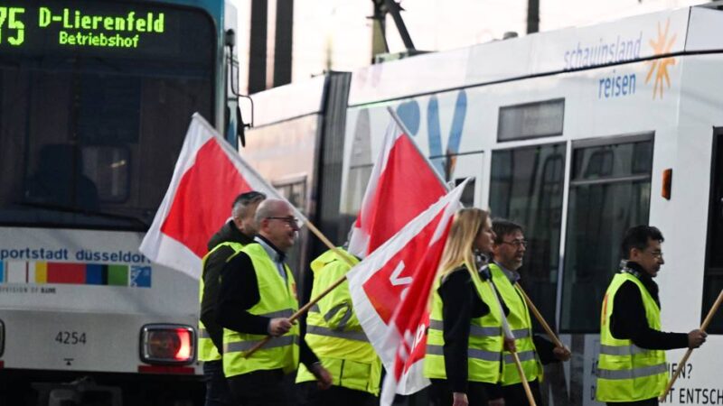 Nahverkehr in Düsseldorf : Verdi kündigt Warnstreik an – Rheinbahn nennt Details