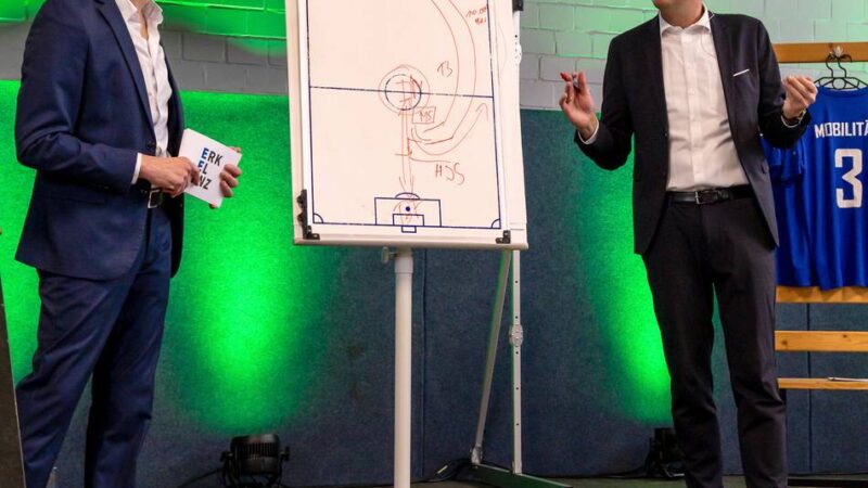 Neujarsempfang: Wenn der Bürgermeister den Stadtverkehr an der Taktiktafel erklärt