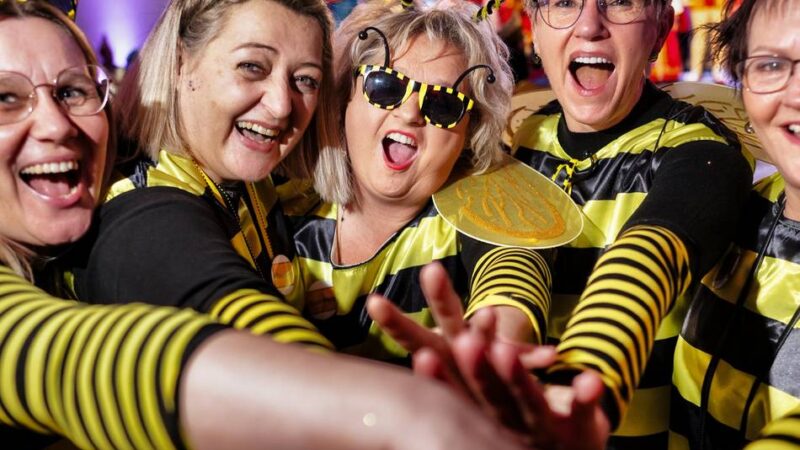 Gemeinde hilft fleißig mit: Ausgelassene Stimmung beim Pfarrkarneval in Baumberg