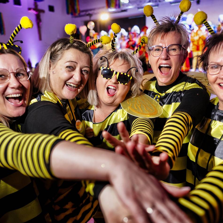 Gemeinde hilft fleißig mit: Ausgelassene Stimmung beim Pfarrkarneval in Baumberg