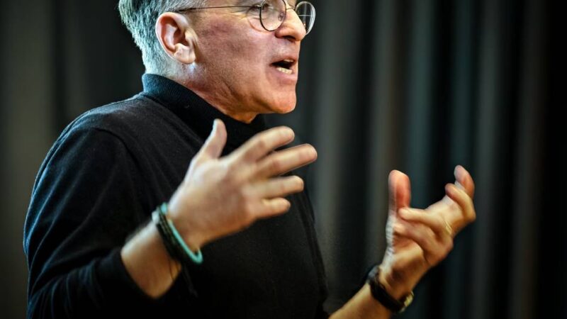 Autor Tuğsal Moğul liest in Langenfeld: „Ich musste nach dem rechtsextremen, rassistischen Anschlag in Hanau etwas tun“