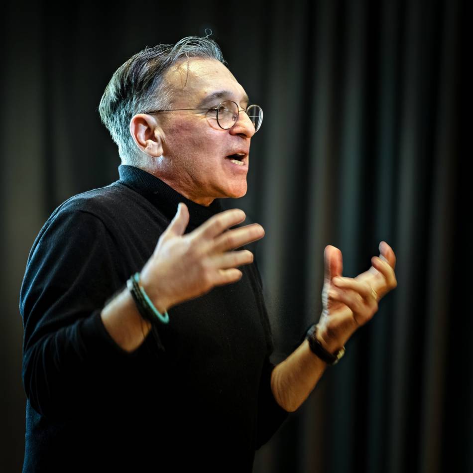 Autor Tuğsal Moğul liest in Langenfeld: „Ich musste nach dem rechtsextremen, rassistischen Anschlag in Hanau etwas tun“