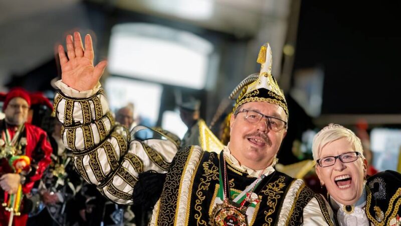 Brauchtum in Langenfeld: Prinzenpaar bezieht Narrenburg im Restaurant Fuhrkamp