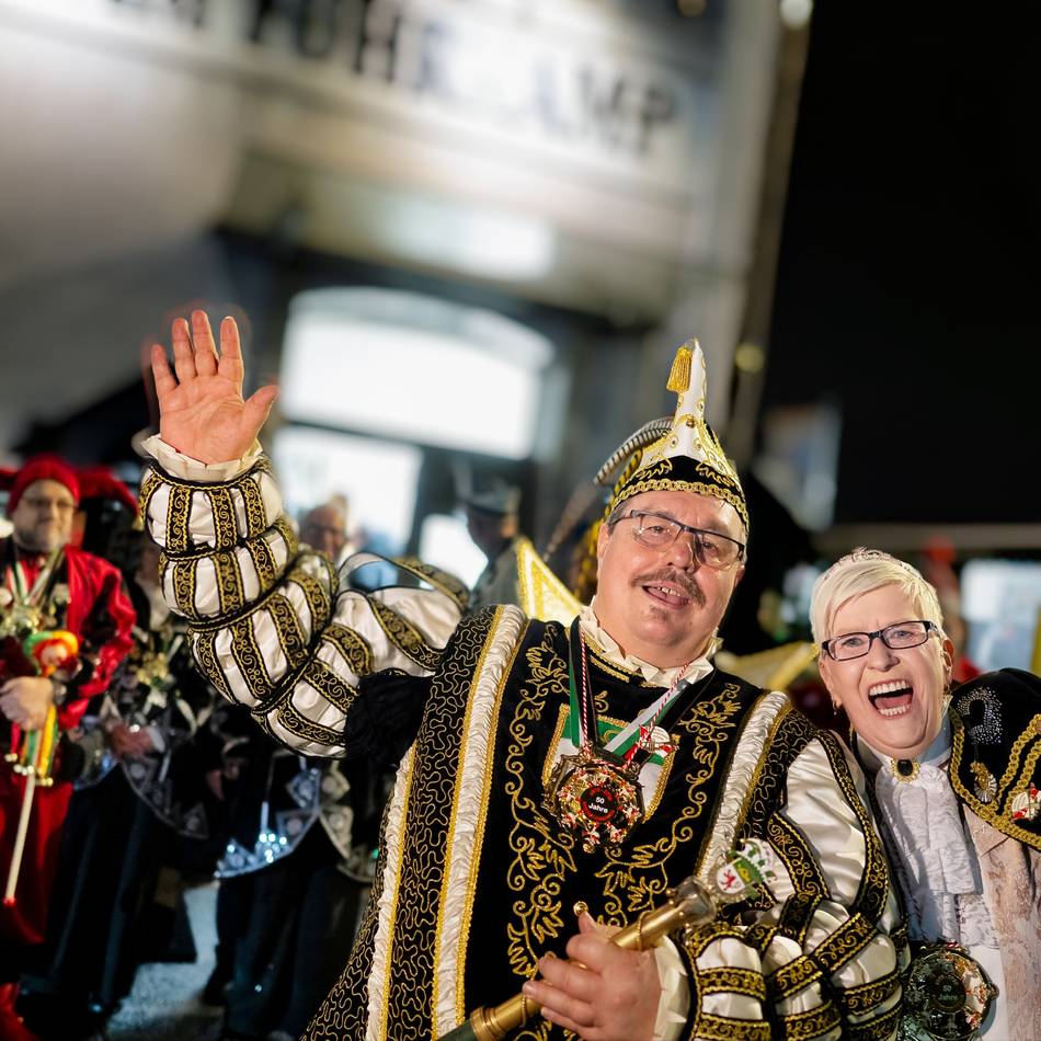 Brauchtum in Langenfeld: Prinzenpaar bezieht Narrenburg im Restaurant Fuhrkamp