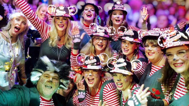 Brauchtum in Langenfeld: Auf der RKV-Damensitzung feiern sich die Frauen selbst