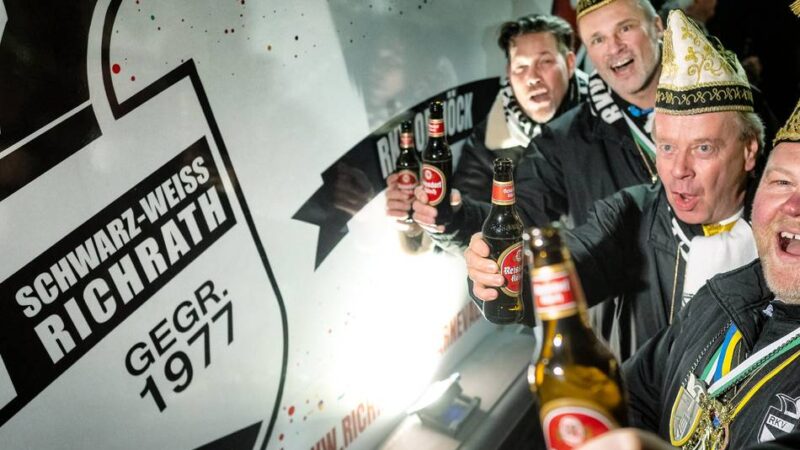 Karneval in Langenfeld: RKV Schwarz-Weiss tauft den neuen Sessionswagen