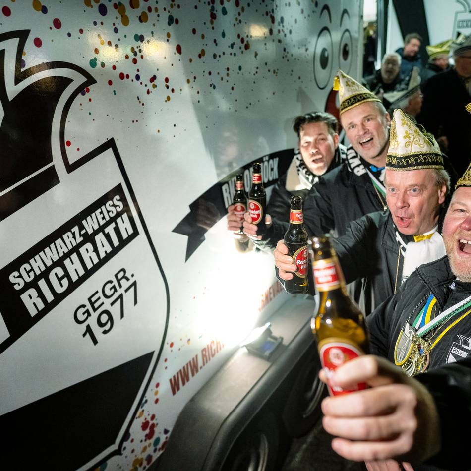 Karneval in Langenfeld: RKV Schwarz-Weiss tauft den neuen Sessionswagen