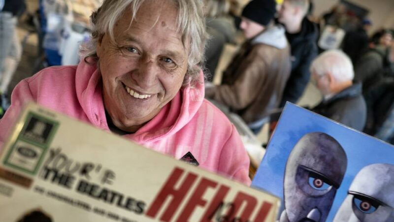 Schallplattenbörse im Leverkusener Forum: Schwarzes Vinyl liegt bei Jung und Alt voll im Trend