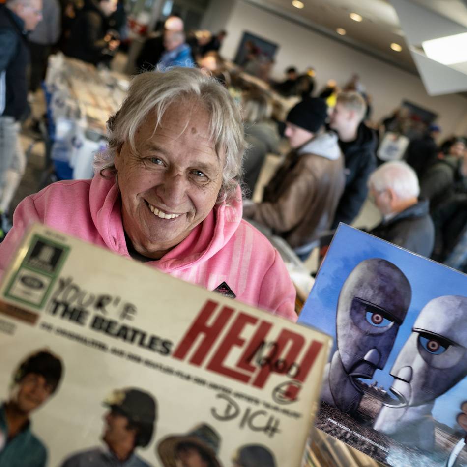 Schallplattenbörse im Leverkusener Forum: Schwarzes Vinyl liegt bei Jung und Alt voll im Trend