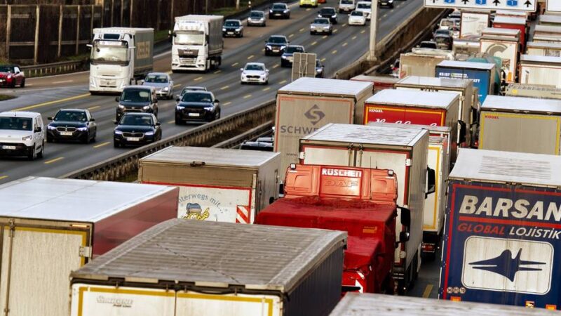 Lkw stößt mit Polizei zusammen: A 3 bei Leverkusen – Streifenwagen in schweren Unfall verwickelt