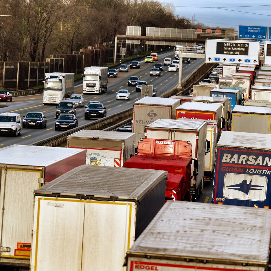 Lkw stößt mit Polizei zusammen: A 3 bei Leverkusen – Streifenwagen in schweren Unfall verwickelt