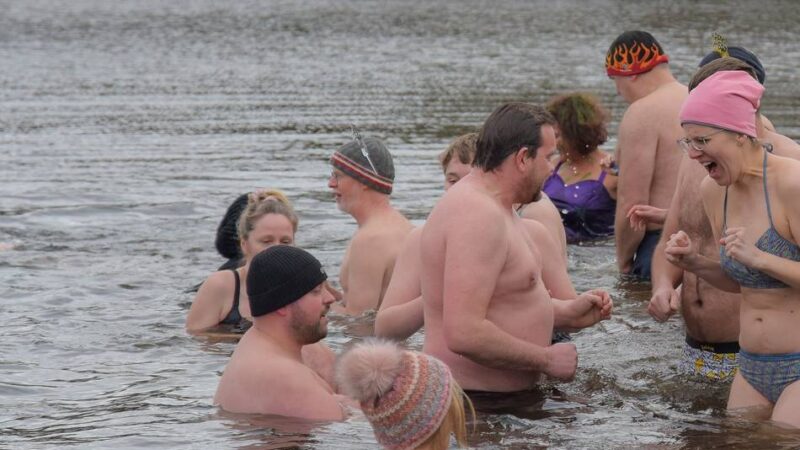 Bei eisigen Temperaturen: Mutige Klever trotzen der Kälte beim traditionellen Neujahrsbaden