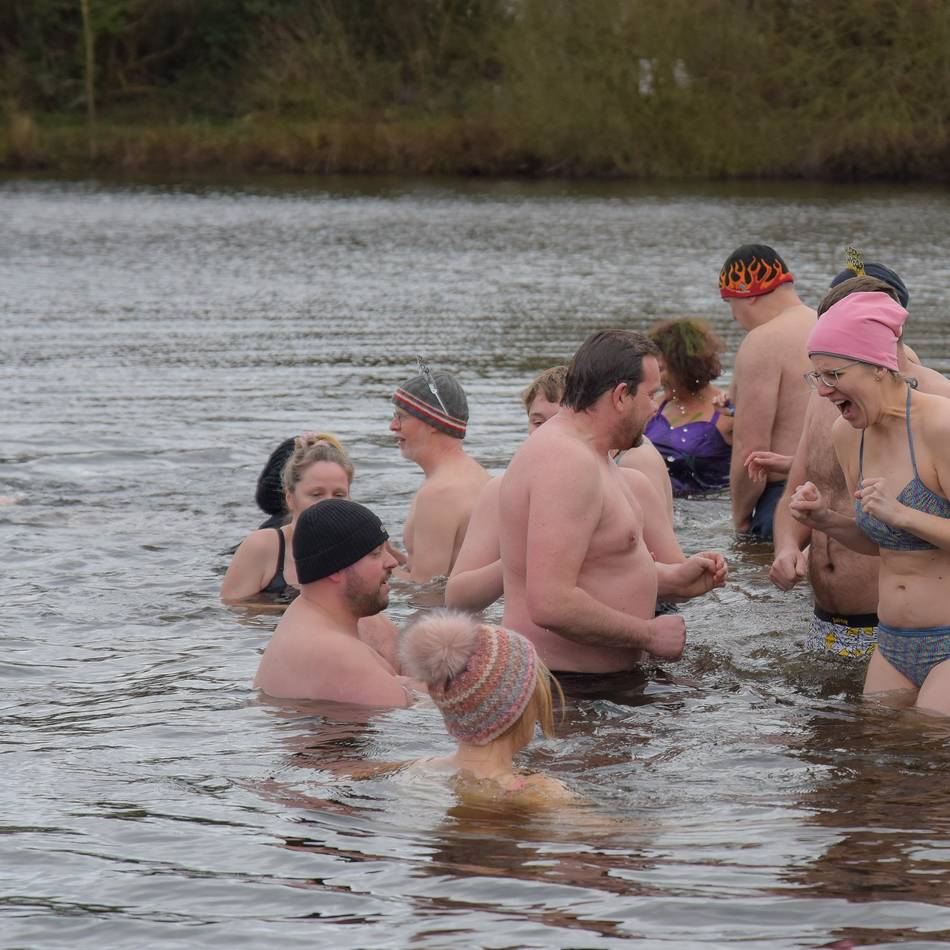 Bei eisigen Temperaturen: Mutige Klever trotzen der Kälte beim traditionellen Neujahrsbaden