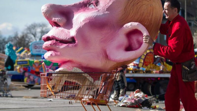 Wagenbauer Jacques Tilly in Mönchengladbach: Wenn Menschenrechte satirisch über die Straße rollen