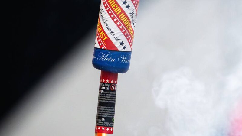 Explosion in Mönchengladbacher Wohnung: Unbekannte werfen Silvesterrakete durch gekipptes Fenster